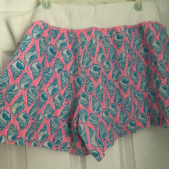 A little tipsy Lilly Pulitzer shorts - Picture 4 of 4